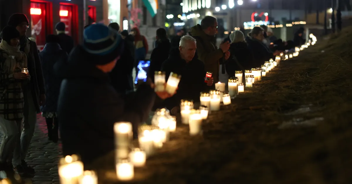 GALERII ⟩ Tallinnas helisesid leinakellad märtsipommitamise ohvrite mälestuseks