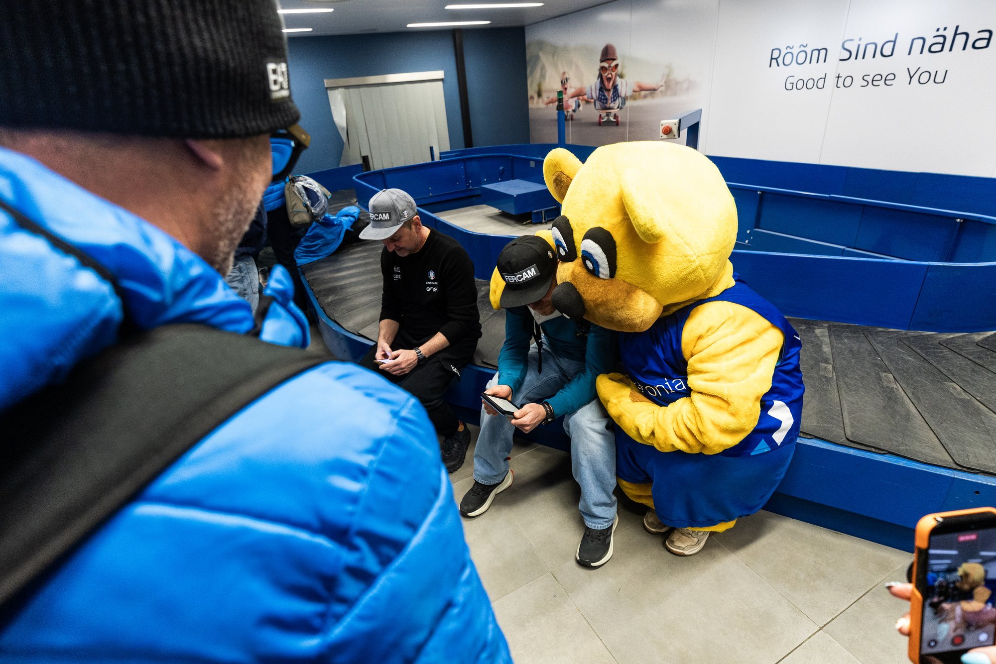 FOTOD | Tartu lennujaama saabunud laskesuusatähtedele korraldati nunnu vastuvõtt