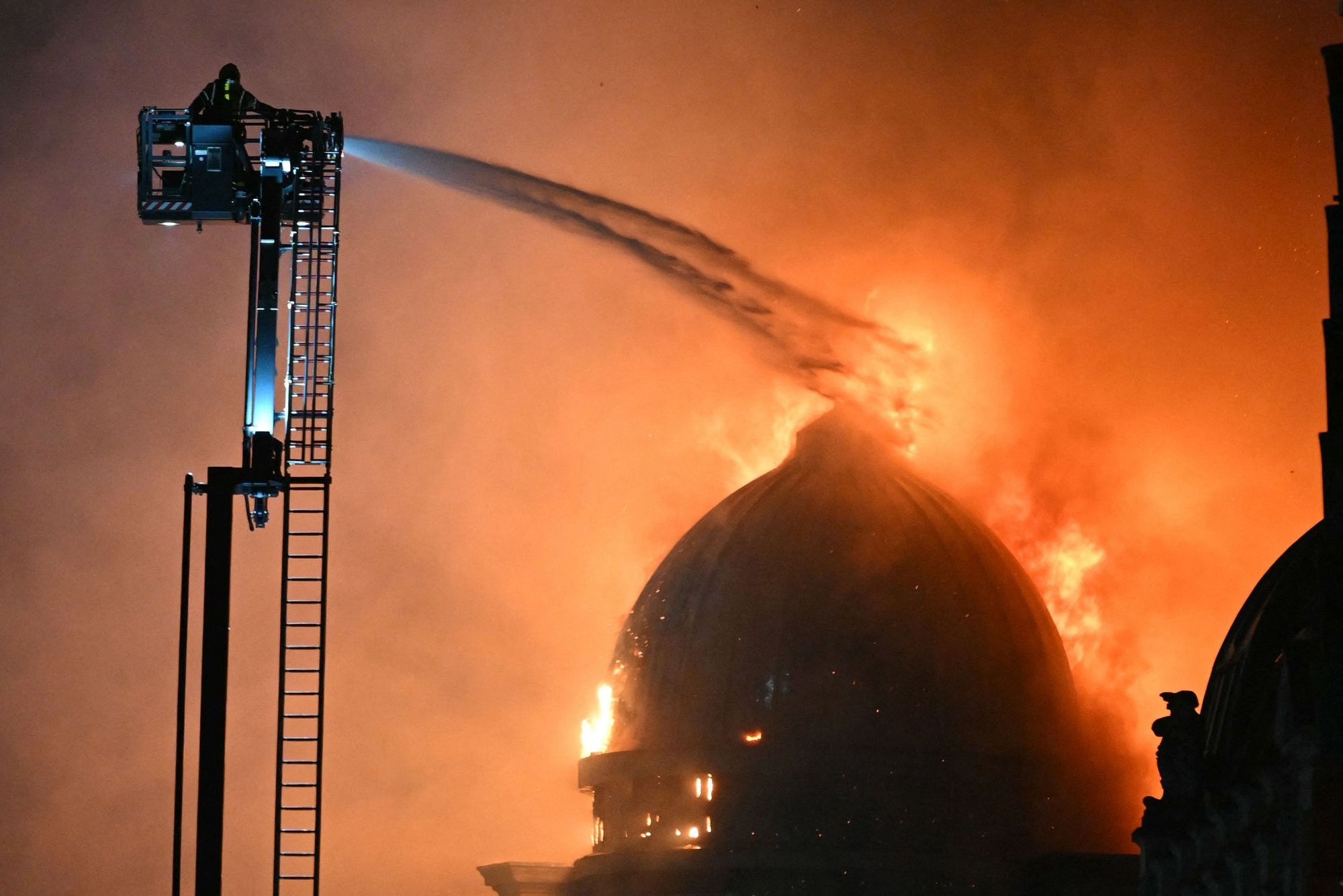 VIDEO | Šotimaal Glasgow’ keskraudteejaamas hävis rängas tulekahjus hoone