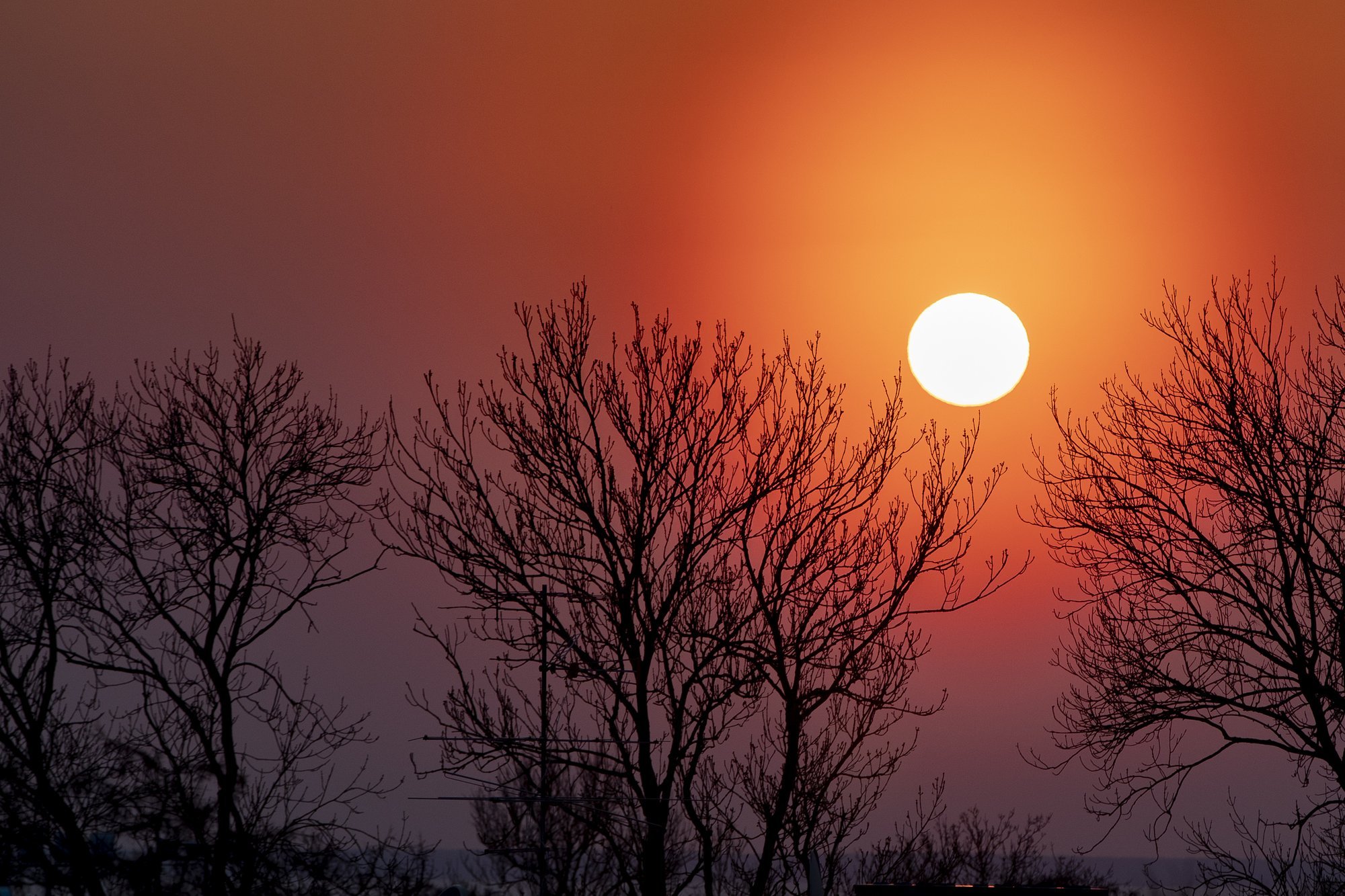 Heida pilk taevasse! Sahara kõrbe tolm muudab täna päikeseloojangu eriti erksaks