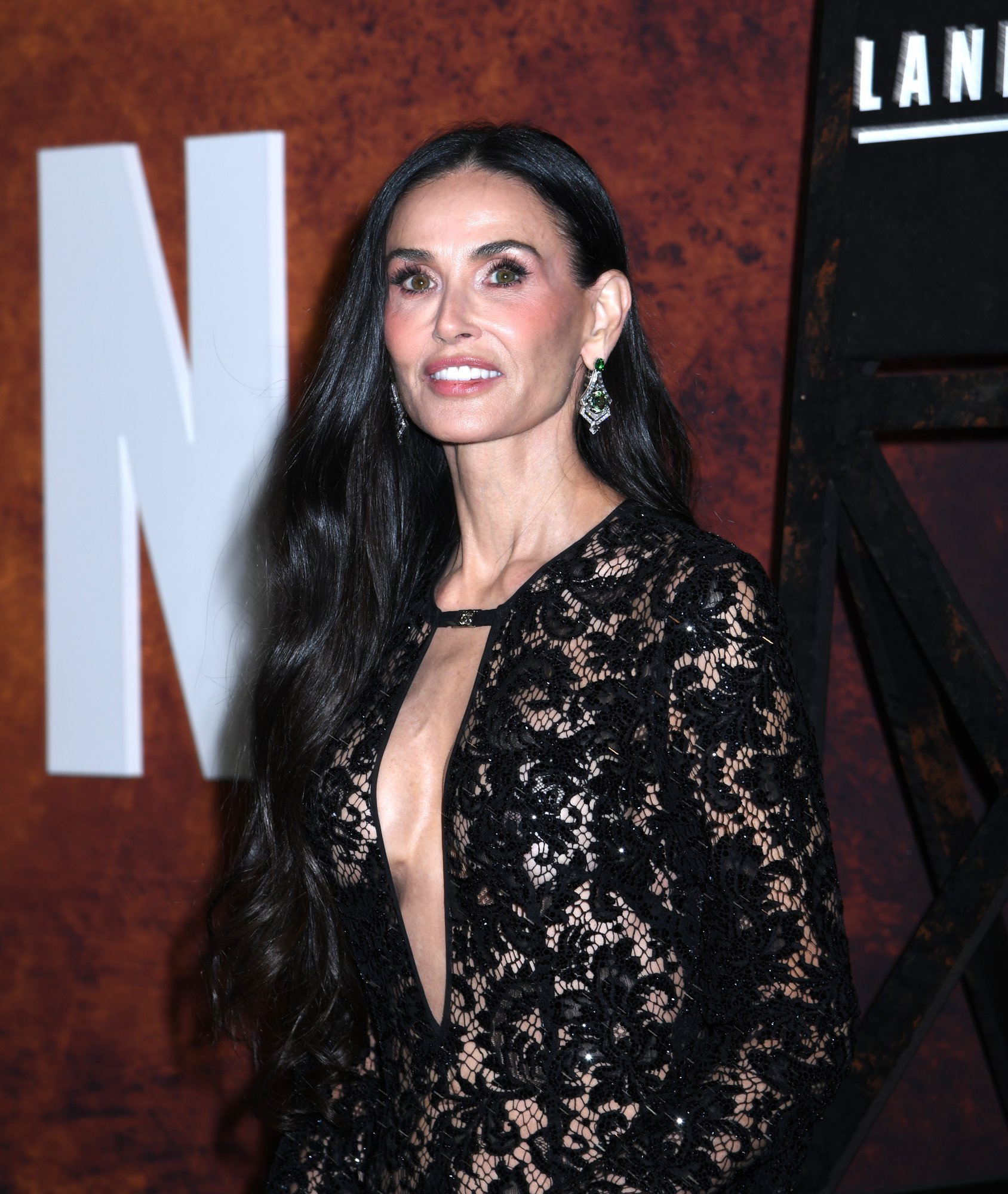 VÕRDLE | Stiilimuutus! Demi Moore jättis hüvasti oma signatuursoenguga