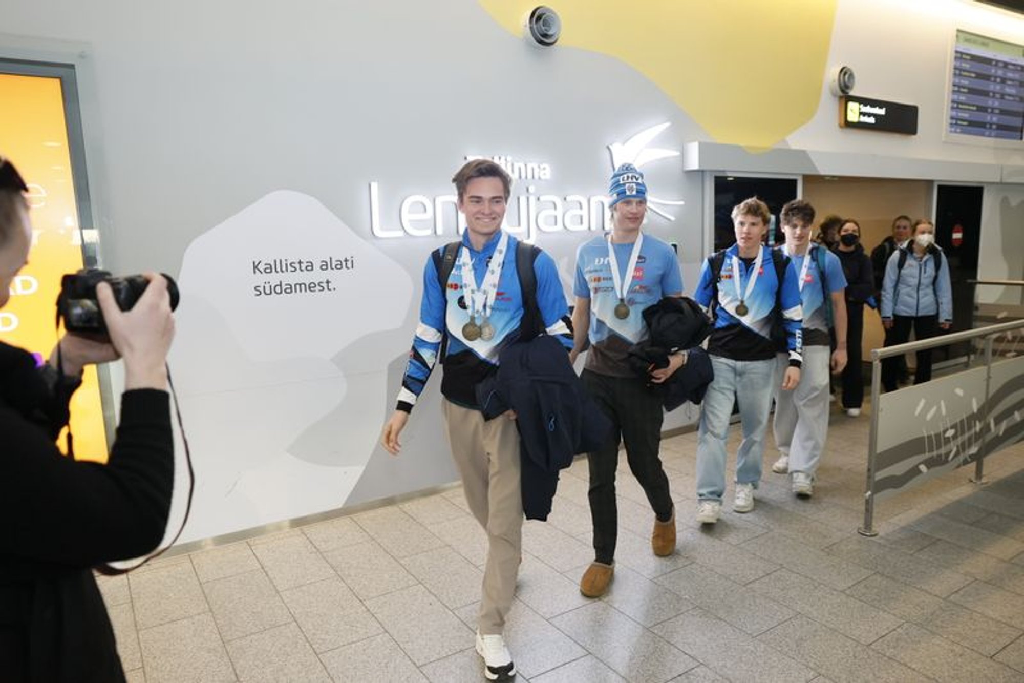 FOTOD | MM-medali võitnud noored laskesuusatajad võeti lennujaamas pidulikult vastu