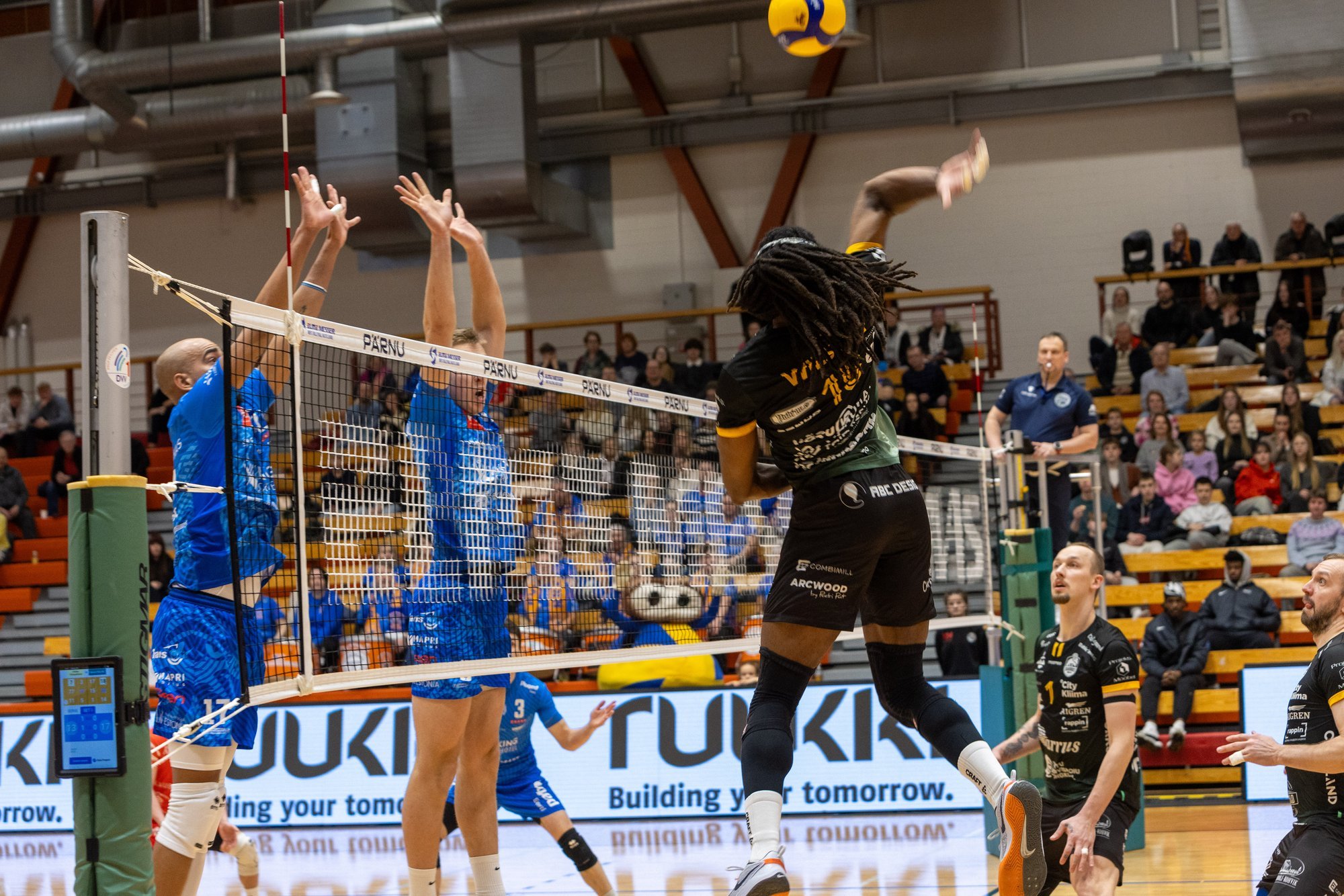 Pärnu Võrkpalliklubi alistas Võru Barruse ja pääses finaali