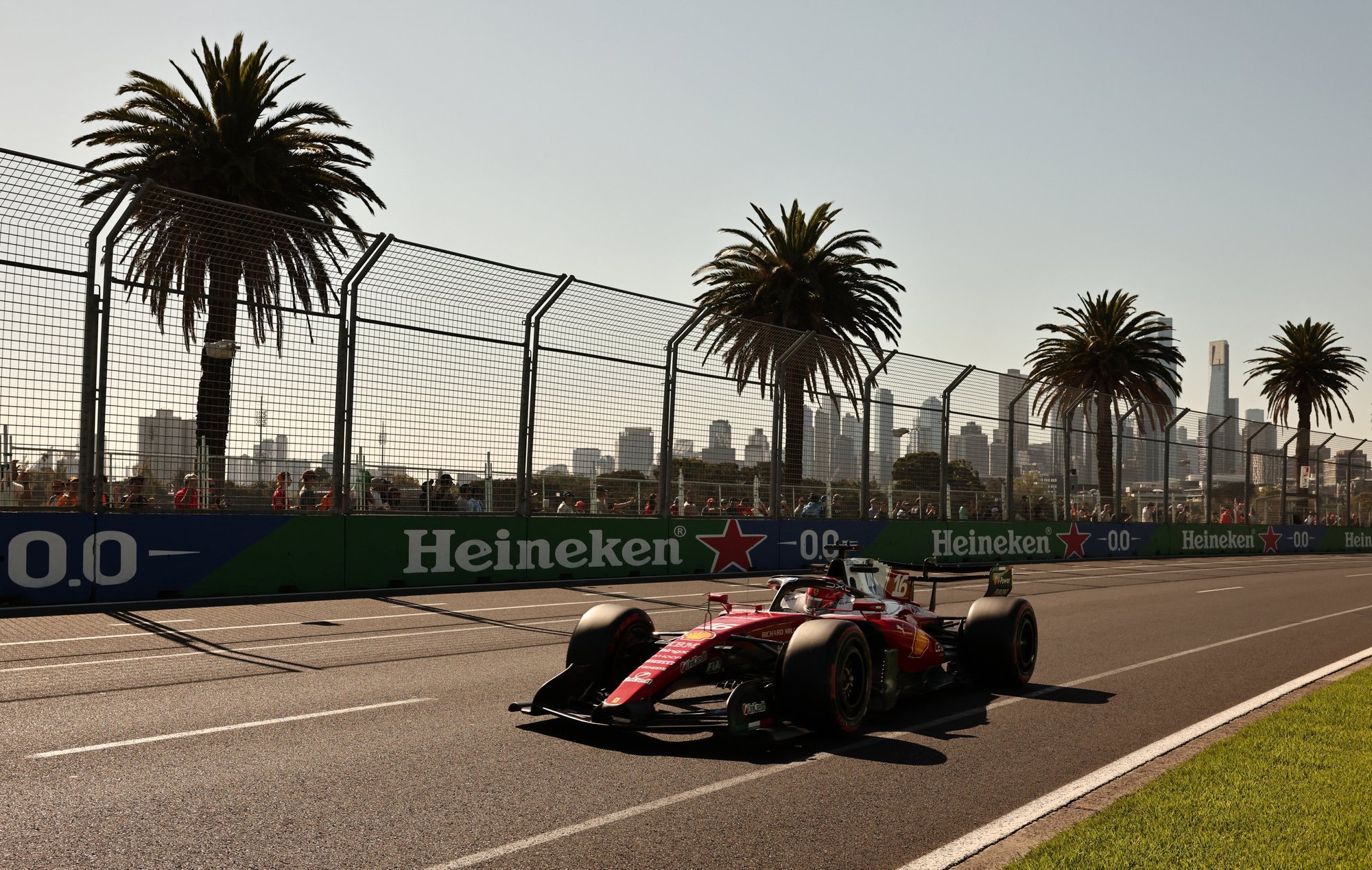 F1 hooaja esimesel vabatreeningul näitasid tempot Ferrari mehed, teisel oli kiireim Piastri