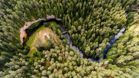 VIDEO ⟩ Maasturitega matk Ahja jõel lõppes ühe sõiduki uppumisega