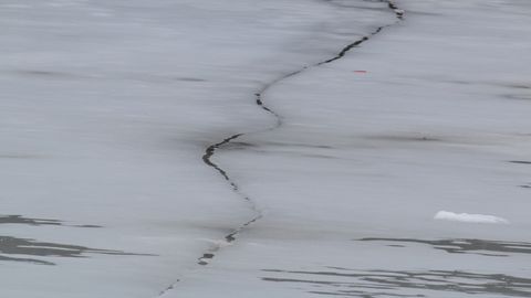 Lapsed mängisid õhukesel jõejääl ning noorukid tegid keset linna lõkke