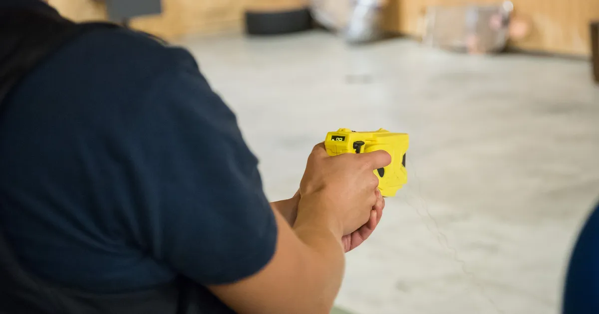 Politsei kasutas Tartus endale ohtliku mehe peal elektrišokirelva