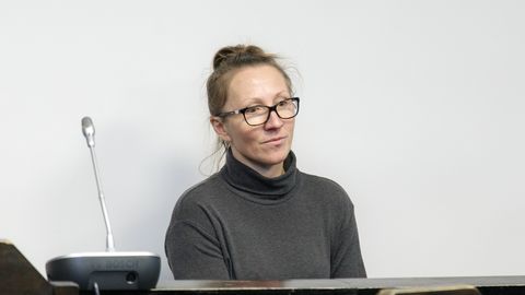 SARIKELM KÜLVAB HIRMU ⟩ Eakate petmisega tuntuks saanud Liis Haavelit nähti Pärnus: ta on pea tundmatuseni muutunud!