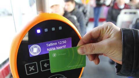Tallinna ühistranspordis saab nüüd pangakaardiga pileti osta igast validaatorist