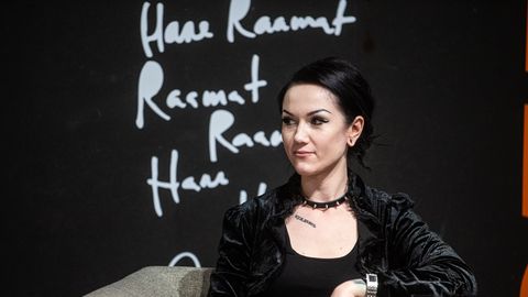 VIDEO ⟩ Kirjanik Alisa Verde astus trammis noore naise kaitseks välja ja sattus kaklusse: andsin talle rusikaga vastu nina!