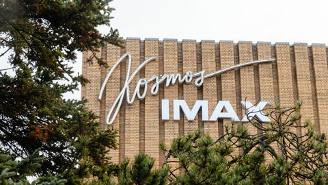 VIDEO ⟩ TikTokis ringleb klipp Kosmose kinno sisse tunginud noortekambast