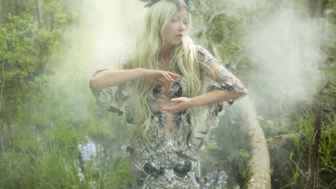 KUUM VIDEO ⟩ Muusik Kerli Kõiv võlus fänne julgete kaadritega: näitsik hõljus nappides bikiinides helesinises vees