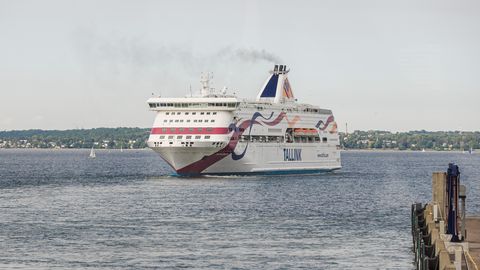 Noorukid tõmbasid Baltic Queeni tekil segamatult suitsu: infost öeldi, et nemad ei saa midagi teha!