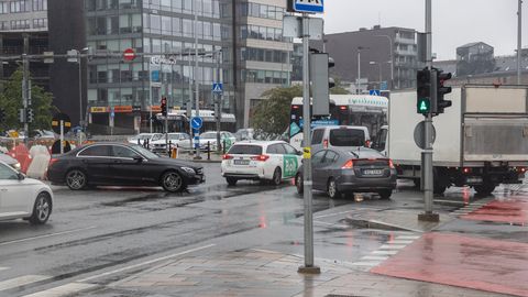 «Taksojuhid ropendavad ja keelduvad sõitmast»: Ülemiste City on õhtuti totaalses ummikus
