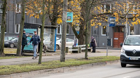 «Siis, kui see, mida sõid, oli kahtlase maiguga…» Pärnu bussipeatus nägi välja, nagu see oleks täis roojatud