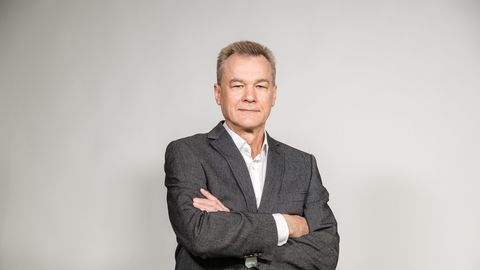 MAIT RAAVA ⟩ Loov inimene karjatab tehisintellekti