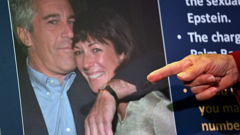 Dokumendid: Šveitsi pank aitas Epsteini kaasosalisel Maxwellil FBI eest peitu pugeda