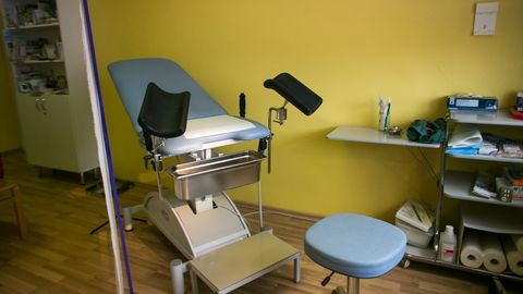 ANNIKA OJA ⟩ Arstiabi allakäigu järgmine aste: näeme tagajärgi juba aastate eest Hiiumaa naisega juhtunu pealt