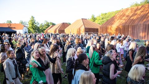 MULLIGA VÕI MULLITA? ⟩ Jaagup Kreemi vastus käivitas kentsaka dialoogi: vastupidi, sellisel vahval peol tuleb lips just lõdvaks lasta