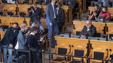ERKKI KOORT ⟩ Riigikogu, ärge käkkige meie presidenti oma seenelkäigu ja grillimise vahele ära