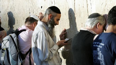 TEET KORSTEN: ⟩ Palmipuudepüha püssirohutünni otsas