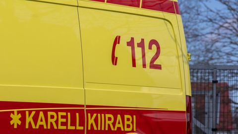 Jõhvis sõitis auto sohvrit tabanud terviserikke tõttu teelt välja