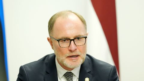 KOHALIK VAADE ⟩ Läti kaitseministri tagasiastumine raputab valitsust enne valimisi