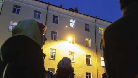 Koplis kukkus mees neljanda korruse aknast alla maja ees seisnud sõiduki peale