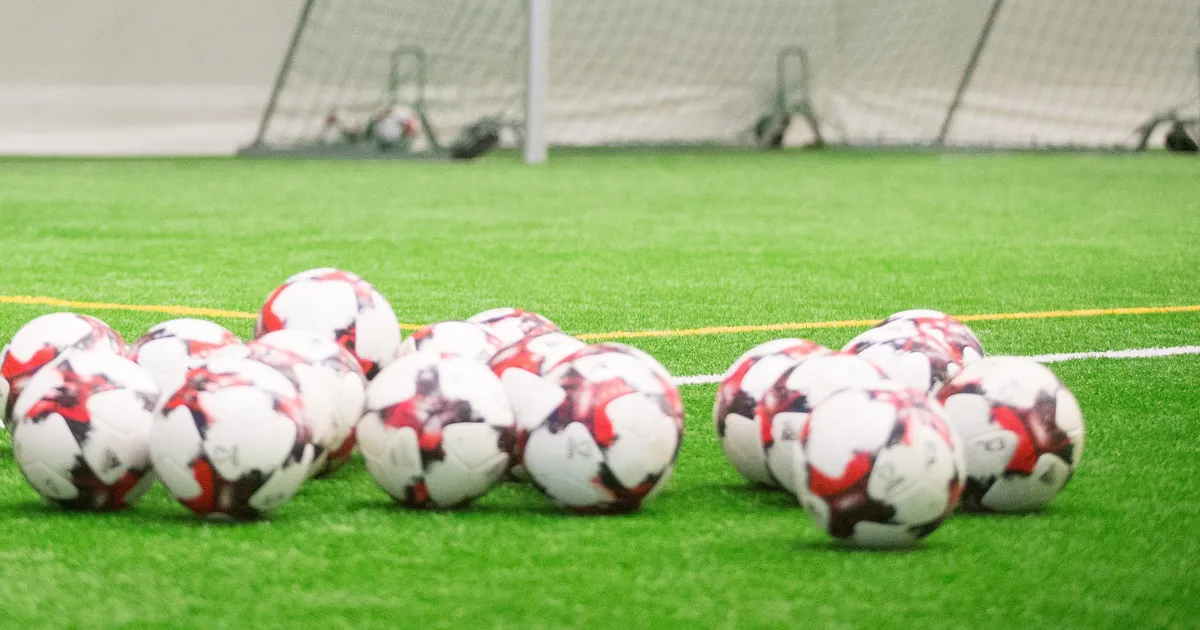 Legioni noored jalgpallurid vägivallatsesid, äsati jalaga ja rusikaga. Üks Nõmme Unitedi mängija löödi kipsi