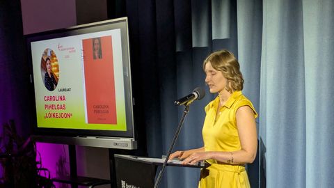 GALERII ⟩ Kirjanike Maja laval olid naiskirjanduse auhinna nominendid