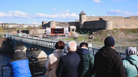 9. mai Narva jõe ääres: «Mu vend on lesbi» vene keeles ja arutelu Kremli propagandast