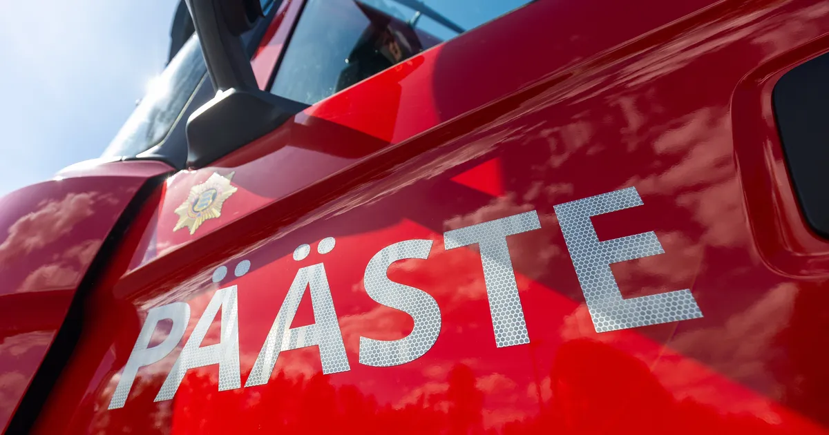 FOTOD ⟩ Vääna-Jõesuus põleb elumaja lahtise leegiga, kaks inimest viidi haiglasse