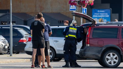 Põhjakeskuse ees politseinike eest põgenenud juht astub kohtupinki mitmes teos süüdistatuna