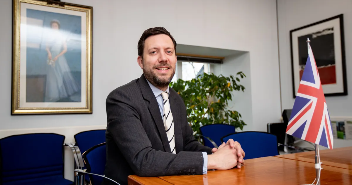 Briti suursaadik Ross Allen on vaimustuses tuntud Eesti maalikunstniku näitusest Londonis