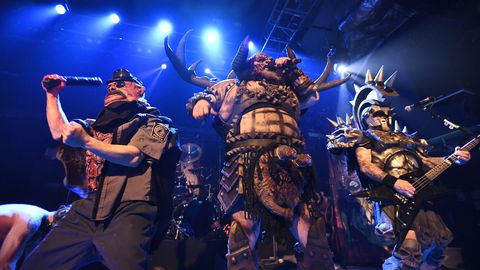 VERINE KÄTTEMAKS ⟩ MAGA-toetajad ähvardavad Donald Trumpi pilganud ansamblit tapmisega