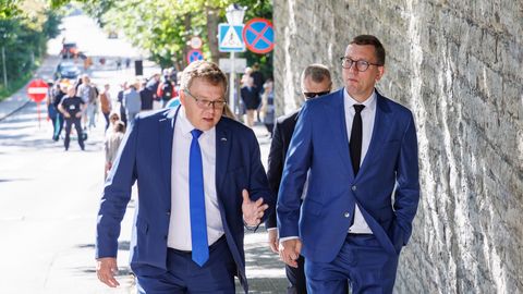 Eesti esiametnikke ja poliitikuid tabab vääramatu rahasadu