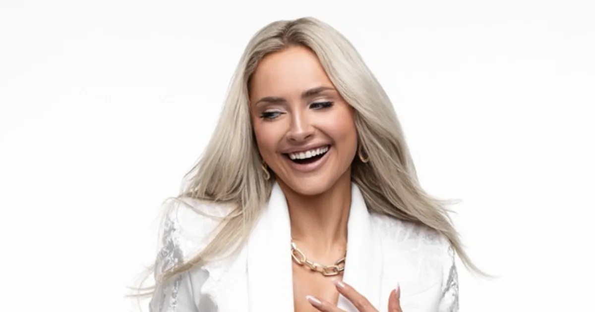 FOTO ⟩ Brigitte Susanne Hunt astus Pärnus türkiissinises kleidis fitnessilavale, aga finaali ei pääsenud