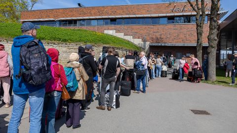 TAHAD VENEMAALE? MAKSA! ⟩ Narva piiril käib vilgas äri järjekorrakohtadega