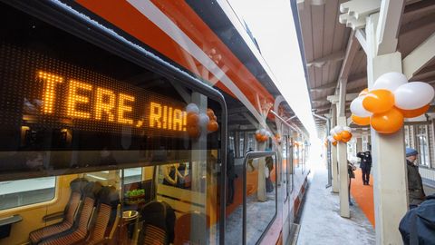 Tartu-Riia rongiga sõidab päevas bussitäis inimesi. Riik maksab igale reisijale 100 eurot peale