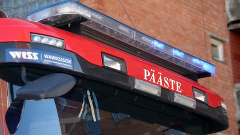 Päästjad lõikasid teelt sõitnud autost teadvusetu juhi välja