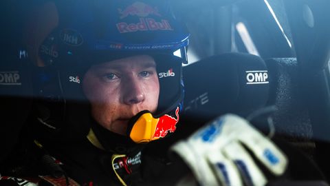 Rovanperä istub kodumaal driftiauto rooli