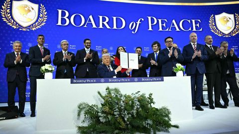 VALDO RANDPERE ⟩ Kange nagu saarlane, paraku täiesti loll. Õpetlik lugu tehisaru patukahetsusest