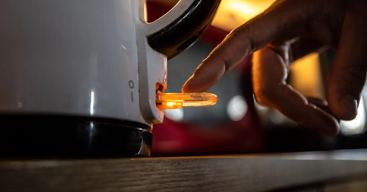 ELEKTRIKELL ⟩ Pühapäeval makstakse mitmel tunnil elektritarbimise eest peale