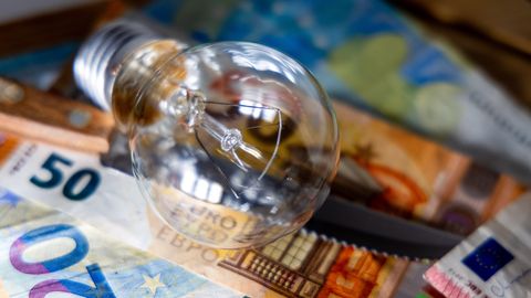 Kergendus rahakotile: elektri hind teeb pühapäeval vähikäiku