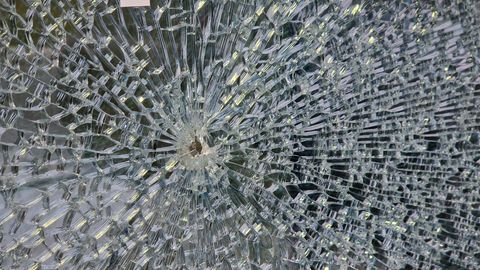 Tartus klaase puruks lasknud ja politseinikke rünnanud mees võeti viimaks vahi alla