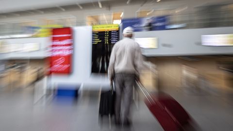 Vägijoogiga liialdanud reisijad tõsteti Tallinnas lennukilt maha