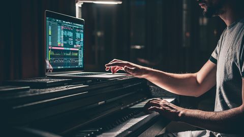 Pärnu pensionär süüdistab noorukit oma muusika varastamises: vaatasin, et juhtmed olid tema arvuti küljes!