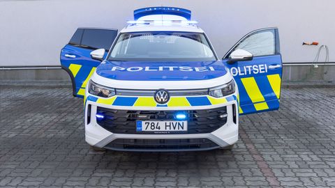 Veokijuht sõitis otsa peatunud autole