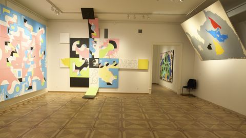 ARVUSTUS ⟩ Jüri Kase maaliinstallatsioonid ronivad lakke