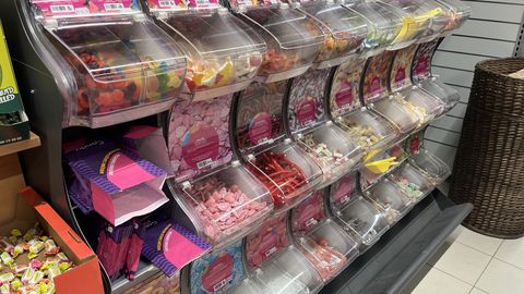 Laps avastas maiustusi süües suust klaasikillu: kuidas tagavad Eesti kinod ja poed lahtiste kommide ohutuse?